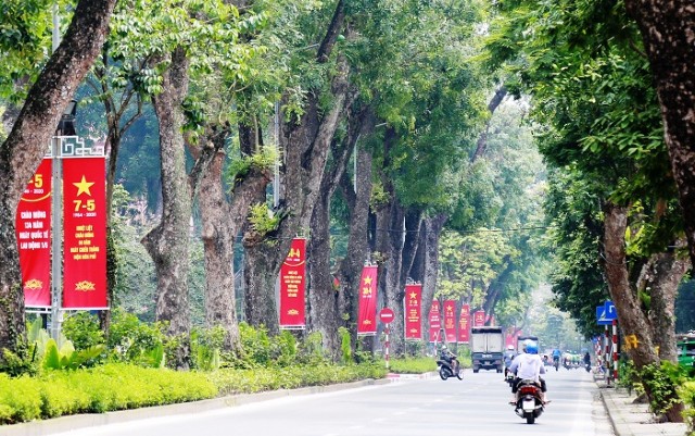 Thủ đô Hà Nội rực màu cờ đỏ chào mừng 45 năm Giải phóng miền Nam, thống nhất đất nước 